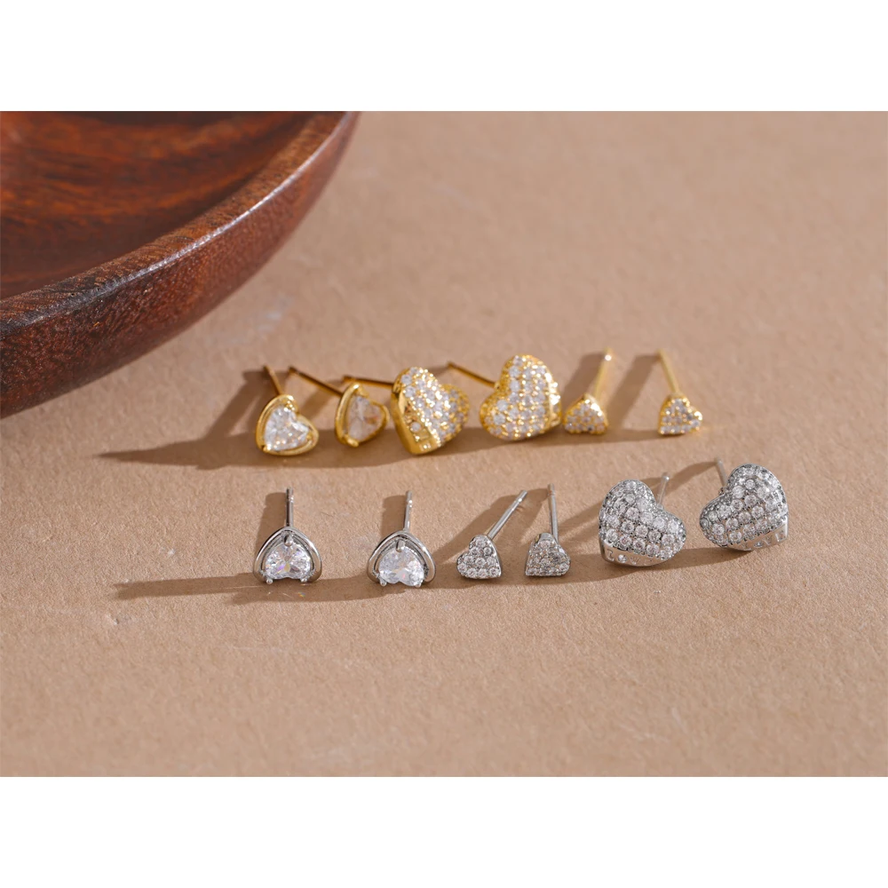 Комплект женских сережек-гвоздиков с фианитом