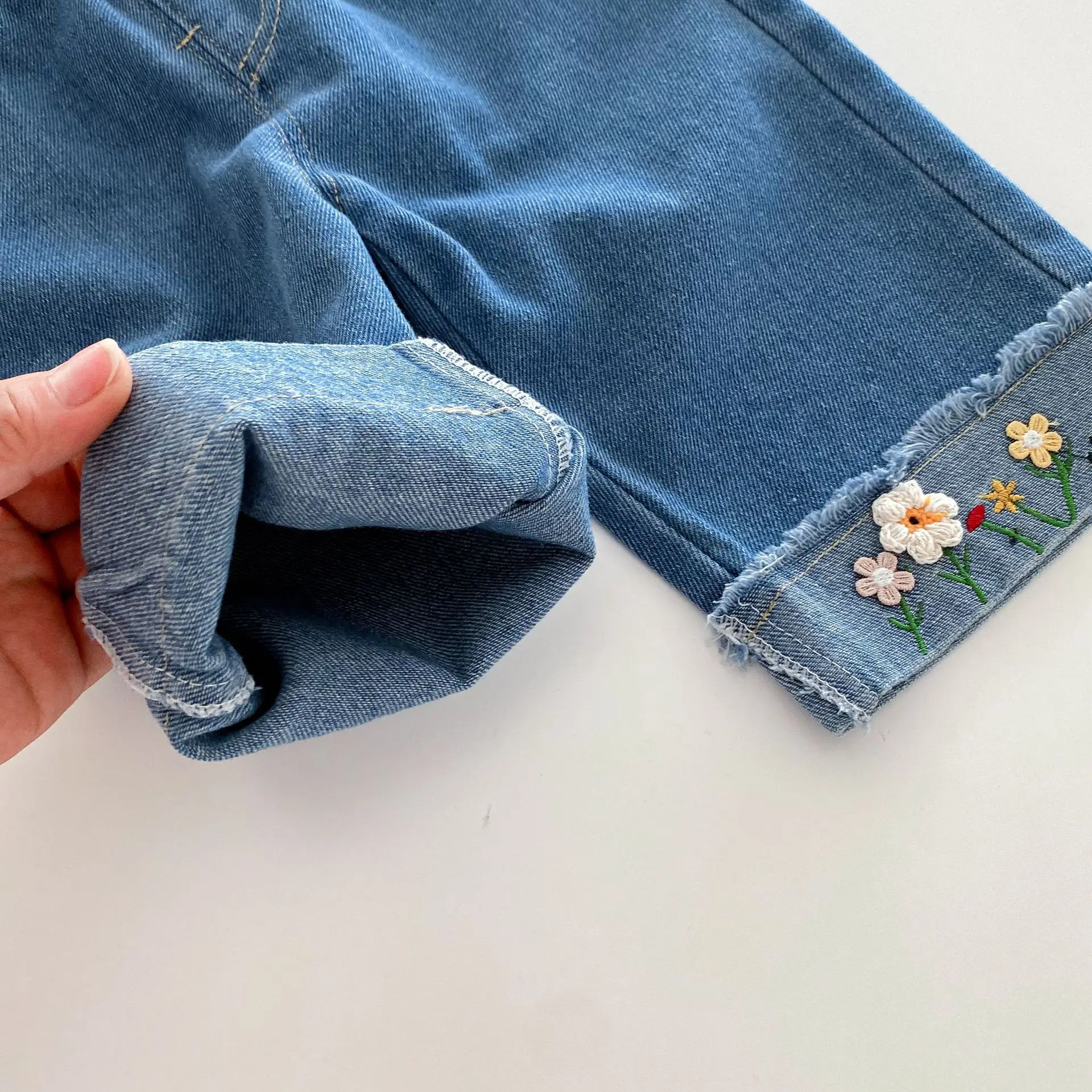 Джинсы с широкими штанинами для маленьких девочек цветочной вышивкой осенние
