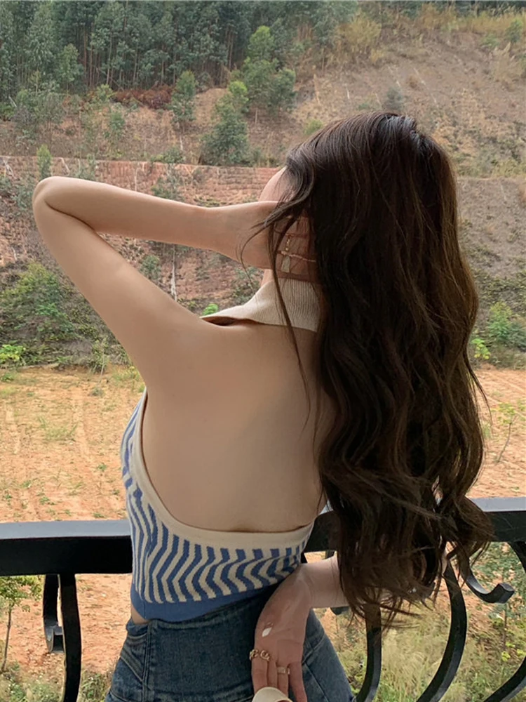 Женский трикотажный топ-поло с открытой спиной и пуговицами |