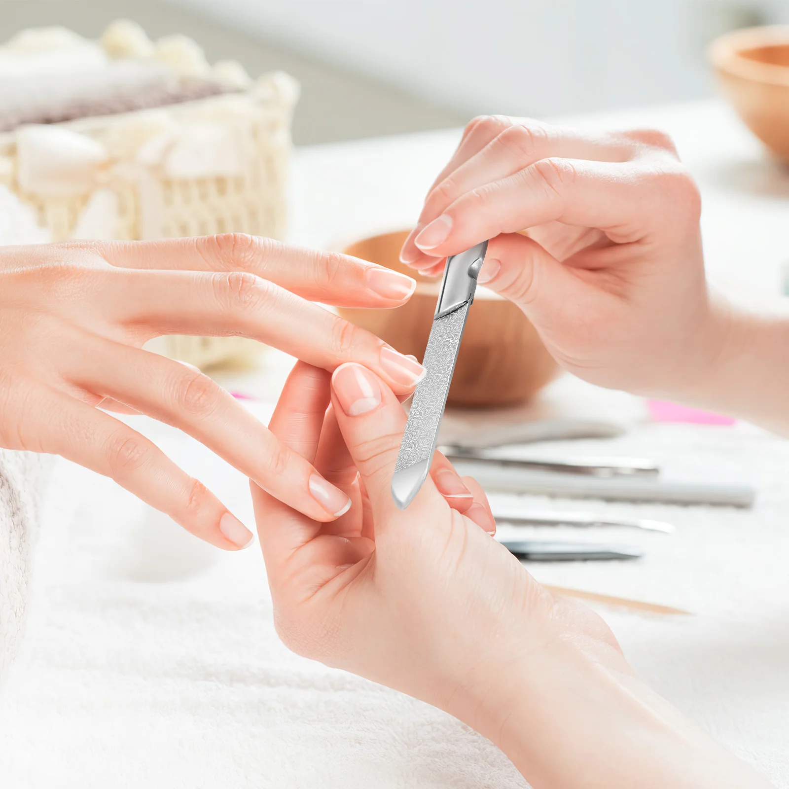 подпиленные ногти. маникюр процесс. пилочный маникюр обучение. подпиливание ногтей пилочкой. наращивание ногтей процесс.