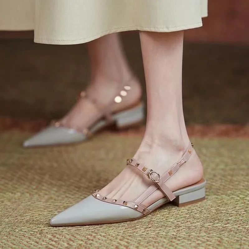 

Новинка лета 2022, сказочные стильные римские модные сандалии Baotou на среднем каблуке, женские лакированные кожаные туфли с заклепками и остры...