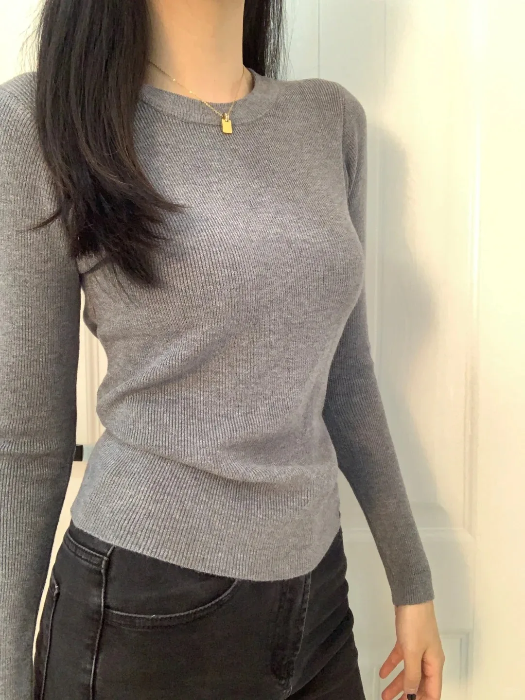 Серый простой высококачественный облегающий вязаный свитер с круглым вырезом