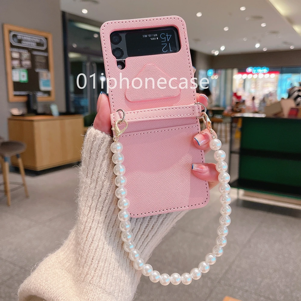 

Сумка-кошелек с отделением для карт и ремешком на руку