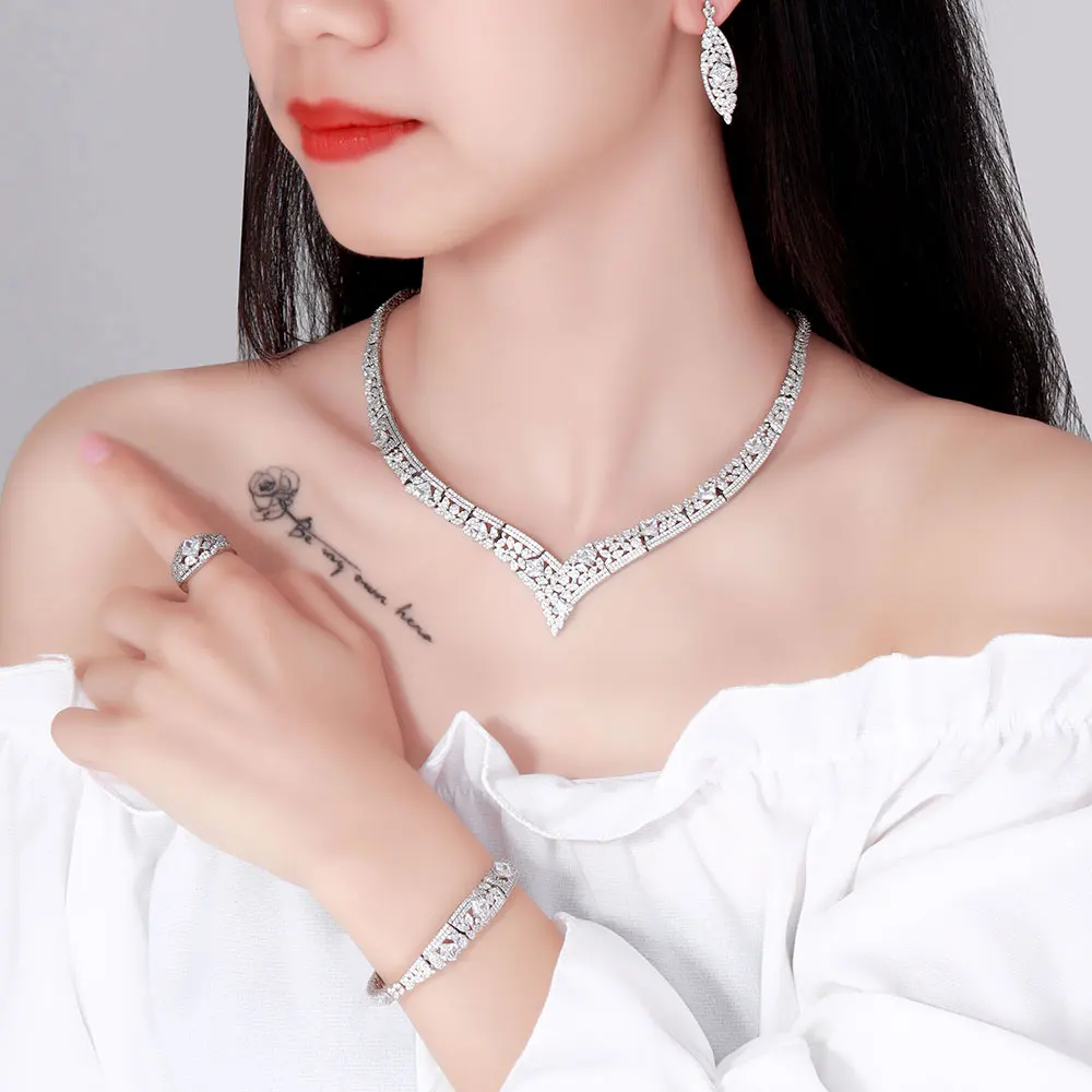 

2023 New Zircon Luxury White CZ Women's Wedding Dress Jewelry Necklace 4-piece African Dubai Bride Party Jewelry Set