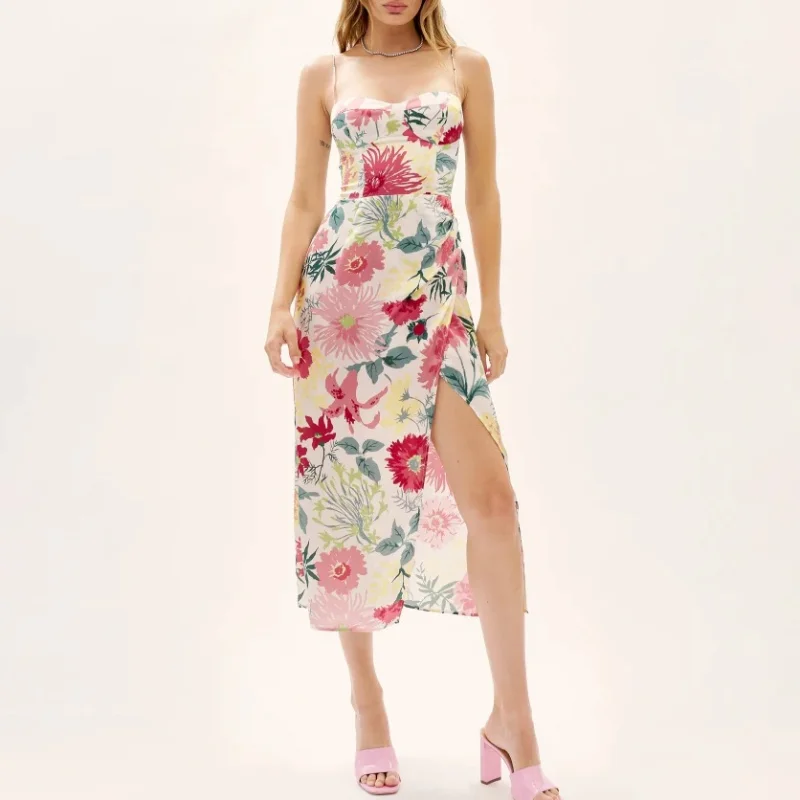 

Весной 2023 года новая юбка А-силуэта с подтяжками-это длинное сексуальное платье с цветочным принтом и прорезями.