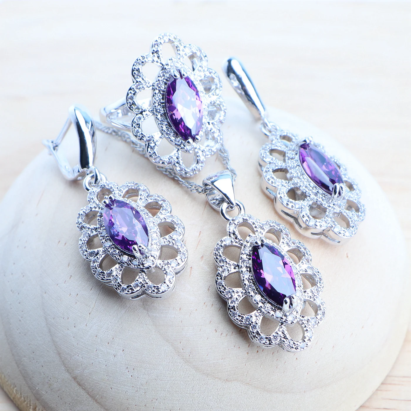 Женский комплект из колье и серёг серебра 925 пробы |