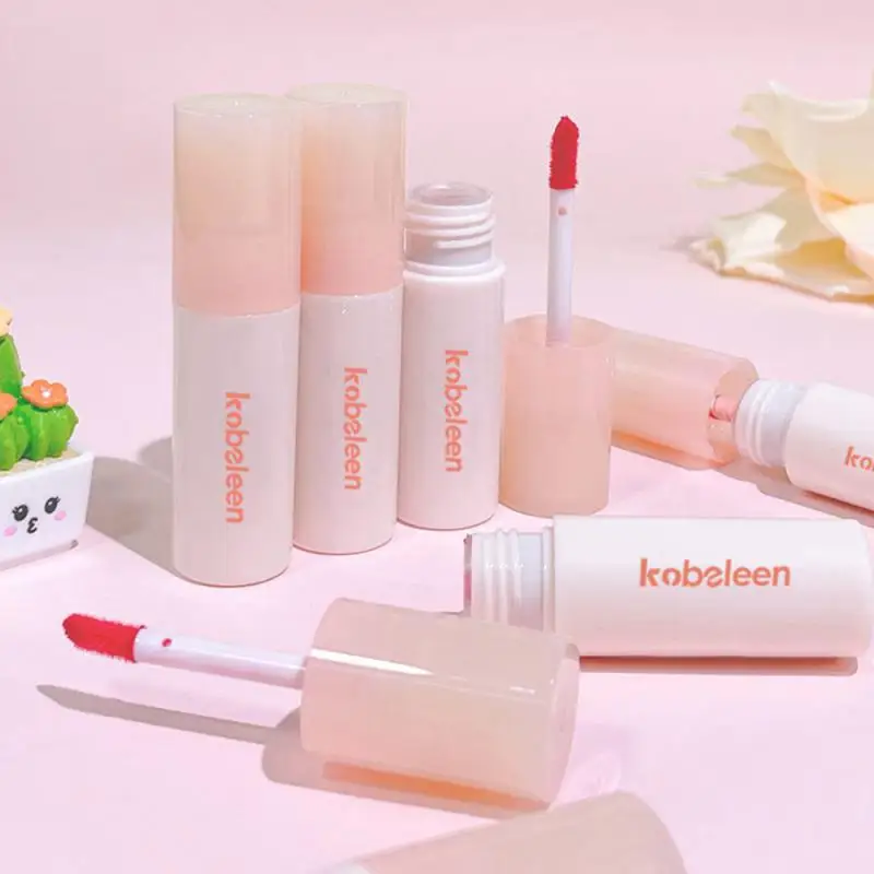 

Матовая губная помада, легко окрашивающая губы