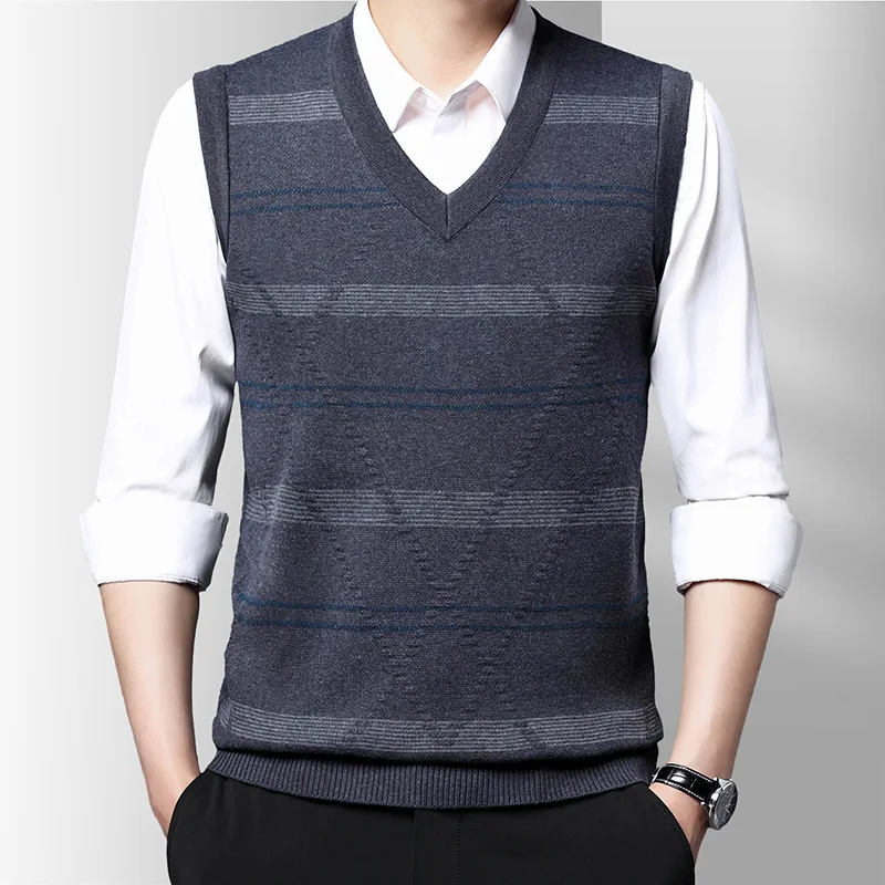 

Жилет трикотажный мужской с V-образным вырезом, на зиму