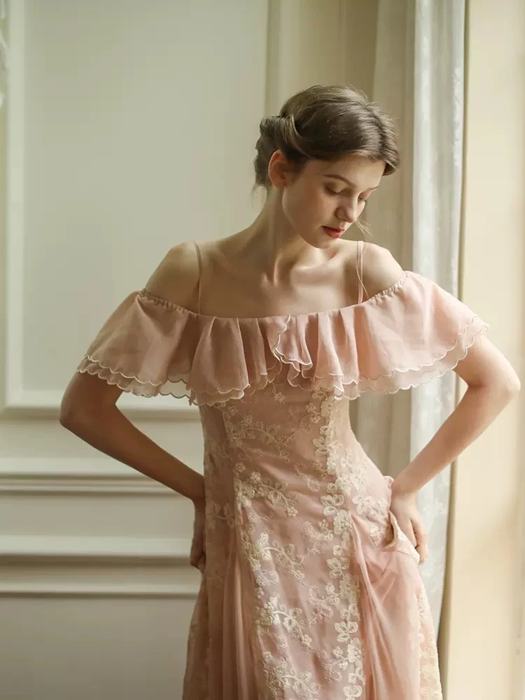 Женское облегающее платье во французском стиле обтягивающее розовое с вышивкой