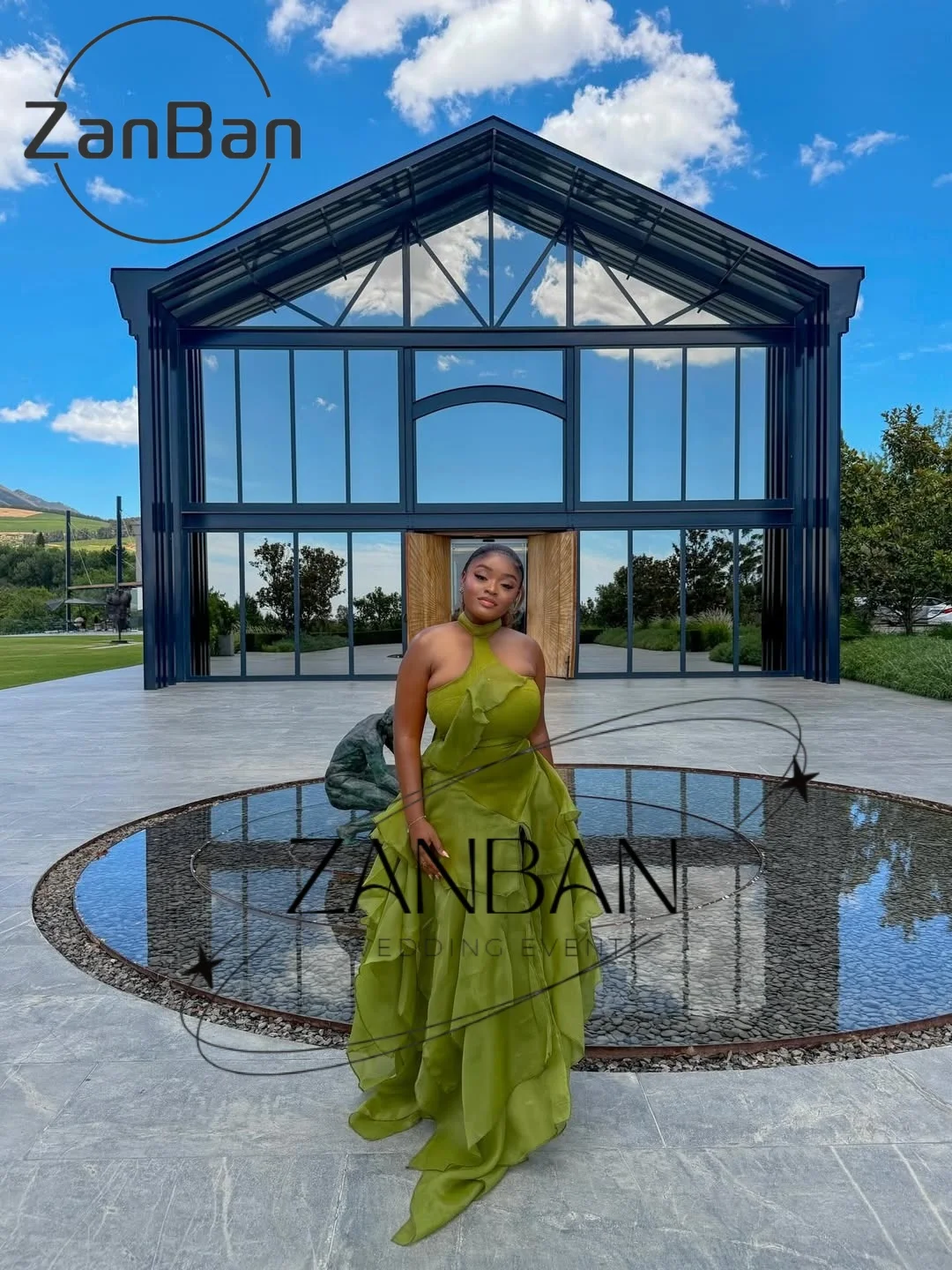 Фото Вечернее платье ZanBan Modern 2026, зеленое, с лямкой через шею, А-силуэт, без рукавов, скромное, с плиссировкой, многоярусное, на заказ №2