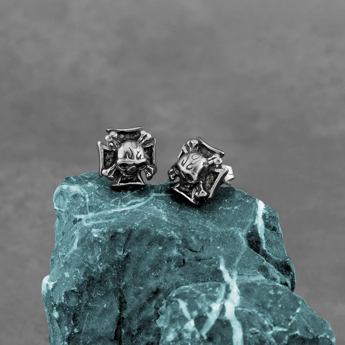 

Neo-Gothic Cross Skull Stud Earrings For Men Punk Rock Stainless Steel Earrings Vintage Charm Fashion Skeleton Jewelry Wholesale