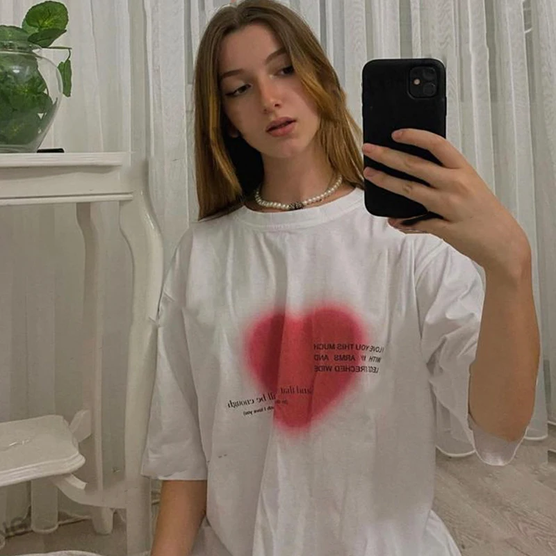 

Футболка с коротким рукавом, круглым вырезом и графическим принтом