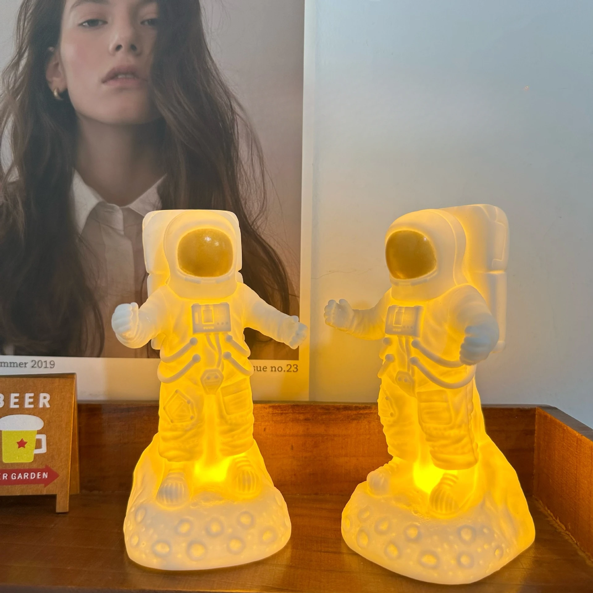 

Astronaut Nightlight Simple and Advanced Desktop Decoration Student Gifts to Friends with Hand Gift Glowing Nightlight