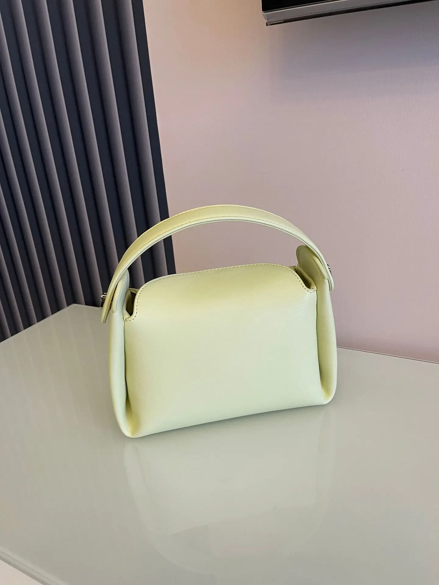 

2022 New Simple and Fashionable Leather Commuter Hand-held Messenger Bag Women's Bag