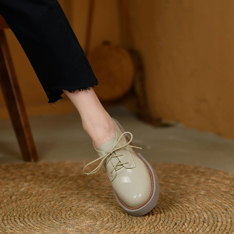 Женские туфли-лодочки из лакированной кожи с круглым носком на платформе и