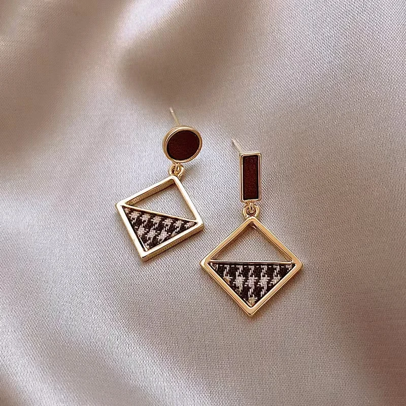 

European and American Popular Sweet Style 2023 Fashionable Women's Earrings