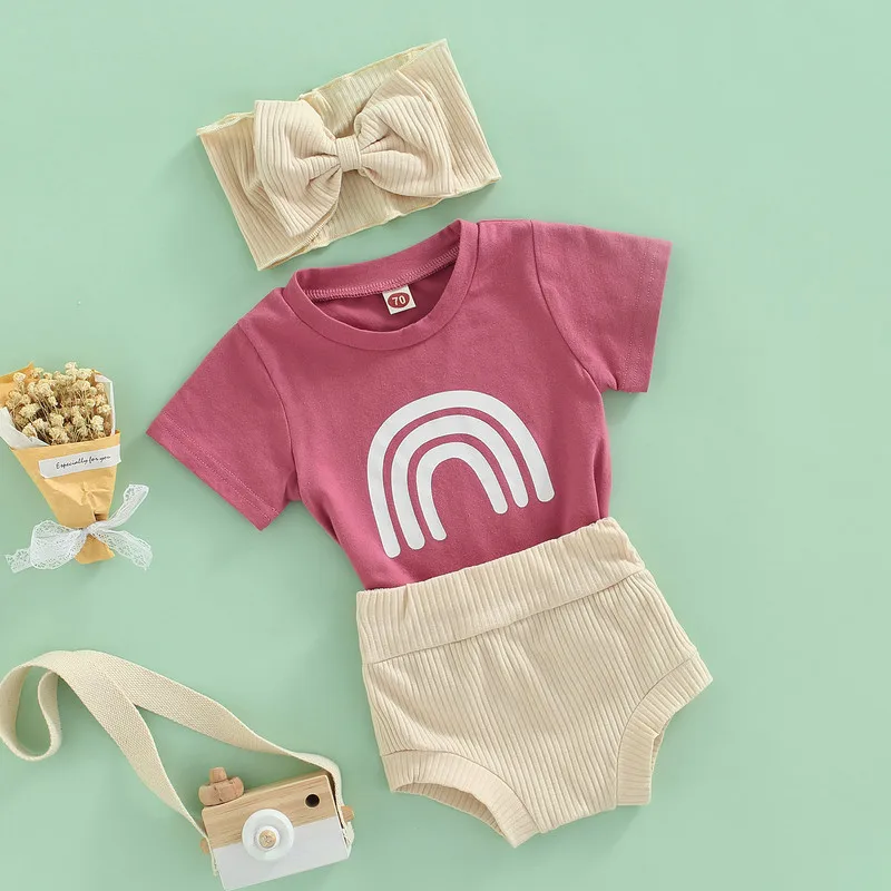 

Комплект из трех предметов для маленьких девочек, футболка с коротким рукавом и круглым вырезом с радужным принтом + шорты в рубчик с высоко...