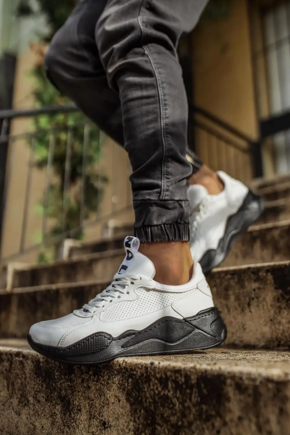 

Кроссовки Knack 606, белая (Черная подошва)