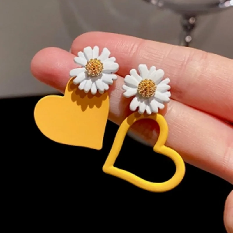 

S925 Silver Needle Small Daisy Earrings Korean Style New Sweet Yellow Heart Shaped Asymmetric Ear Studs Cute Eardrops for Women