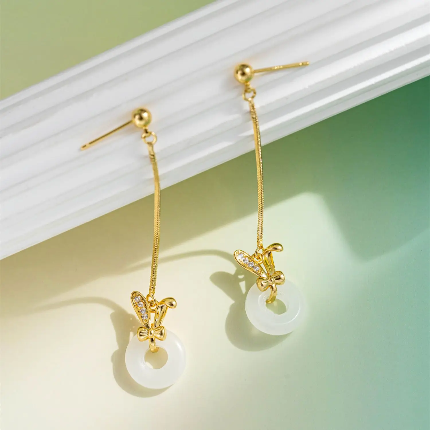 

Серьги-гвоздики женские круглые из белого нефрита с длинной цепочкой