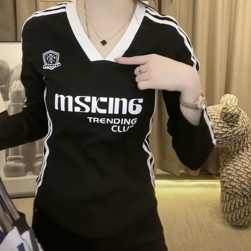 Модная свободная футболка с V-образным вырезом и соединением женская одежда