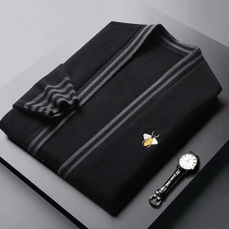 

Высококачественный вязаный кардиган с вышивкой пчелы на весну и осень новый тренд свитер для отдыха модное мужское пальто