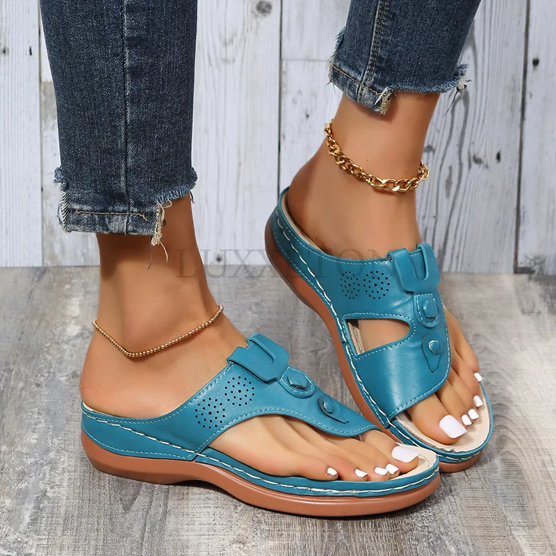 Женские тапочки новые модные однотонные сандалии на танкетке с цветами