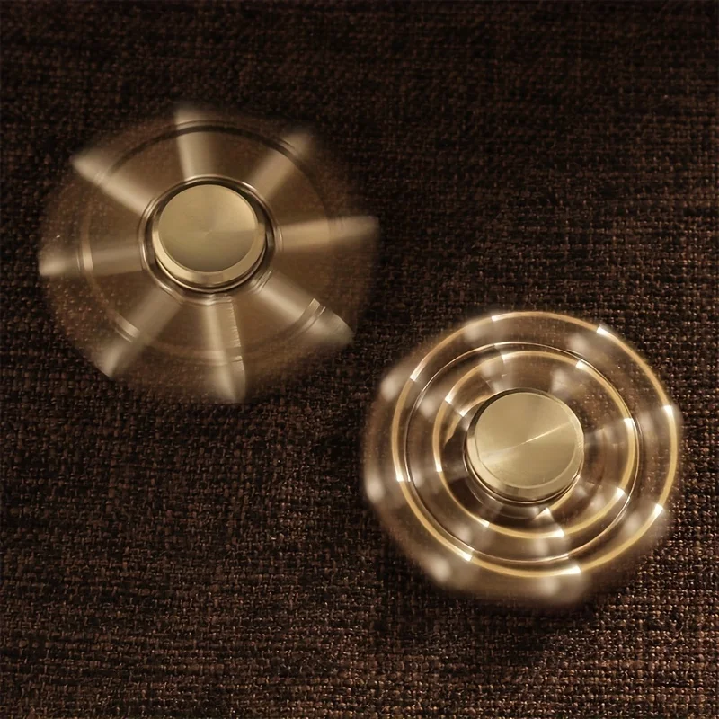 

A Pure Copper Fidget Spinner, 8-arm Gourd Bullet Solid Brass Metal Toy, Finger Spin Decompressing Artifact