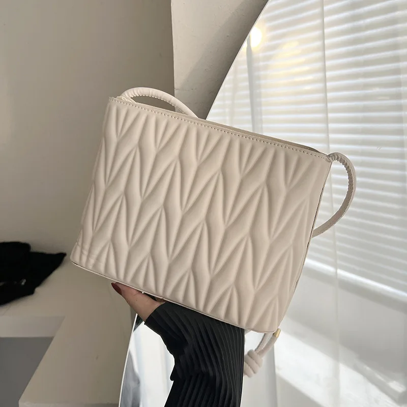 

Embroidered Small Bag 2022 Summer New Indentation Texture Fold Diagonal Bag Leisure Simple Handbag Shoulder Bag Bag for Women