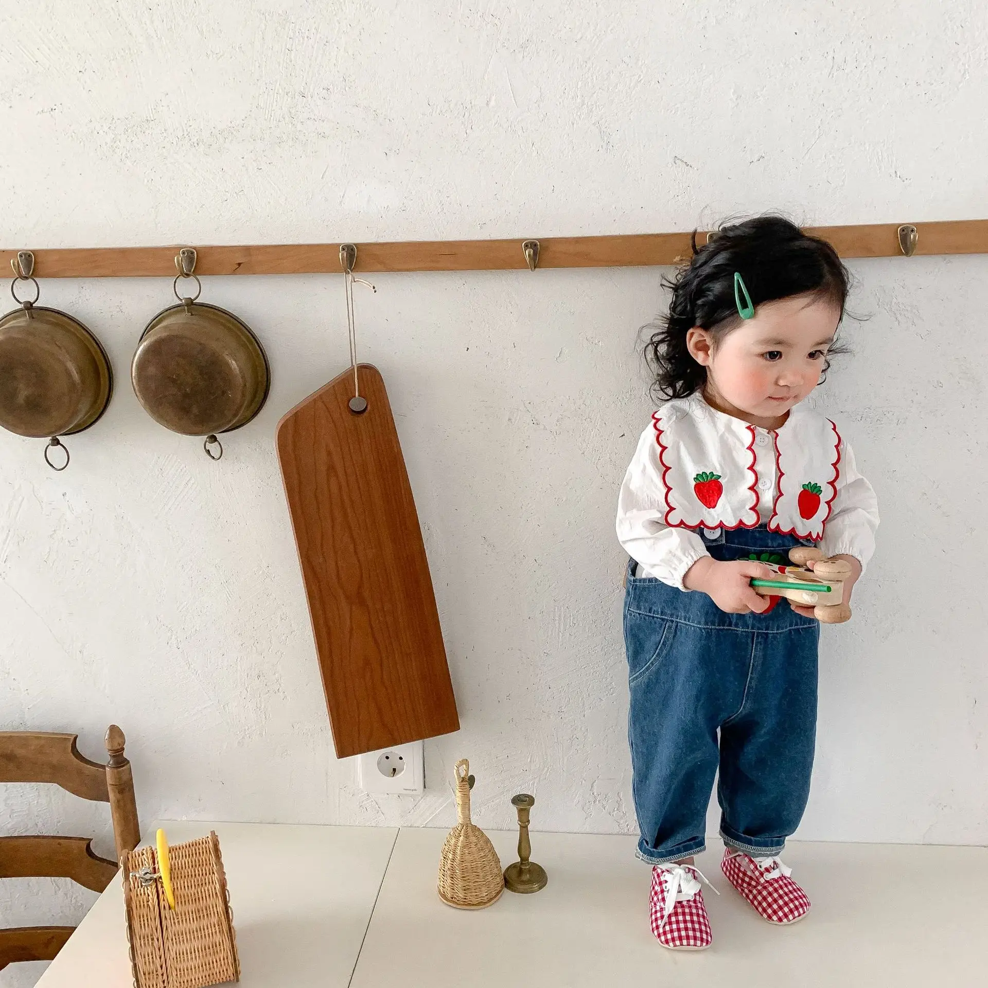 

Baby Suit 2022 Spring and Autumn Baby Girl Strawberry Embroidered Big Lapel Shirt Top Denim Overalls Suit