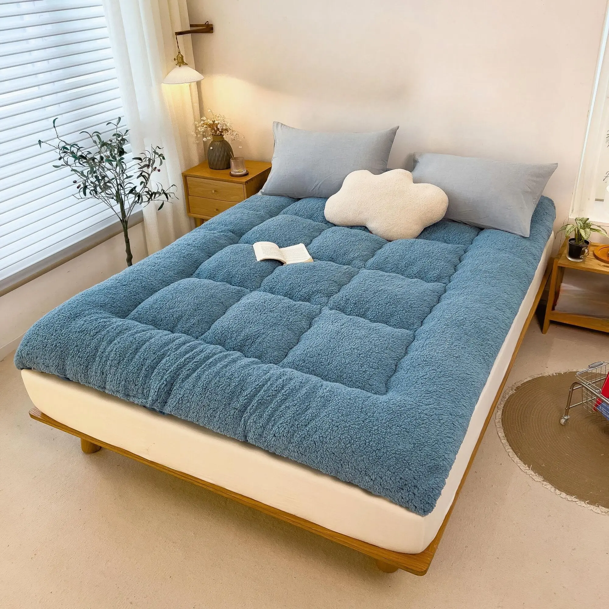 

1pc Sherpa Frosted Mattress, Thickened Warm, Three-dimensional Quilted Fluffy And Light Blue Mattress With Strap For Bedroom