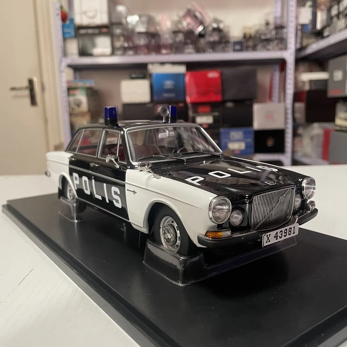 Фото Масштабная модель 1:18 Triple9: Коллекционная полицейская машина Volvo 164 1970 года из литого сплава. Классика, ностальгия, подарок для взрослых, сувенир, статическая модель для демонстрации. №5