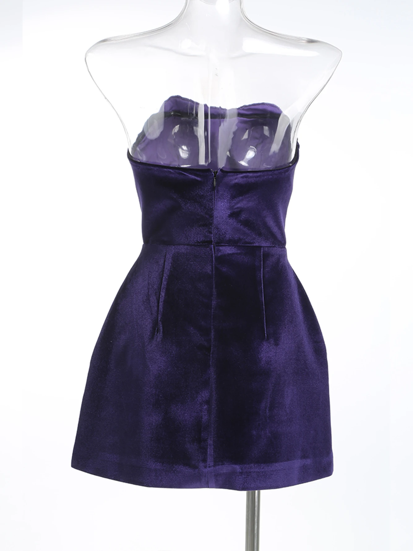 Женское мини-платье без бретелек с открытой спиной