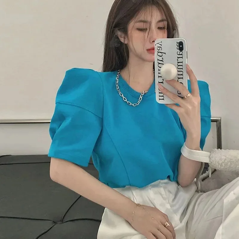 

Женская футболка с коротким рукавом, круглым вырезом и цепочкой