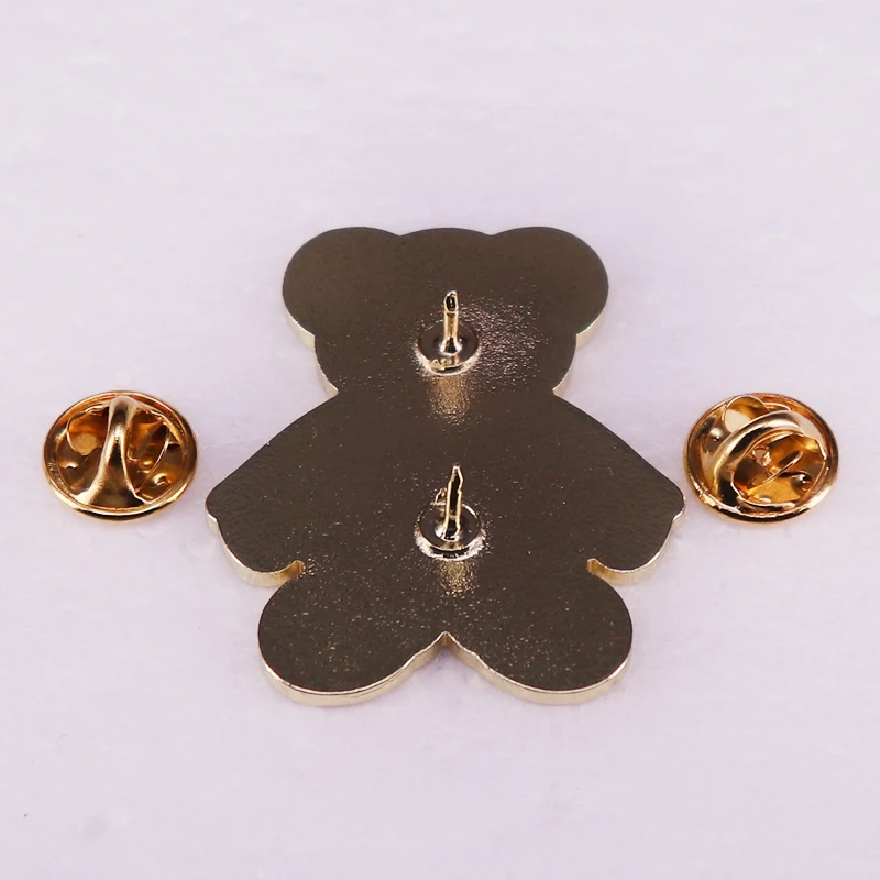 Металлическая брошь с рисунком медведя