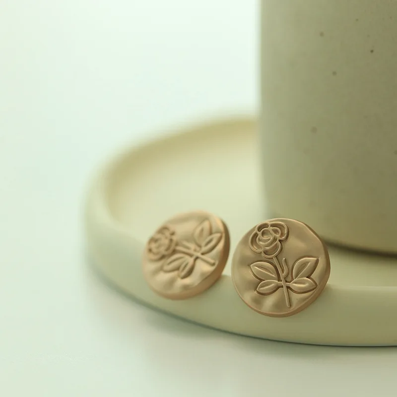 

10pcs/lot High Quality Vintage Metal Buttons Fashion Round Flower Buttons for Sewing Clothes Decoration Accessories Coat Buttons