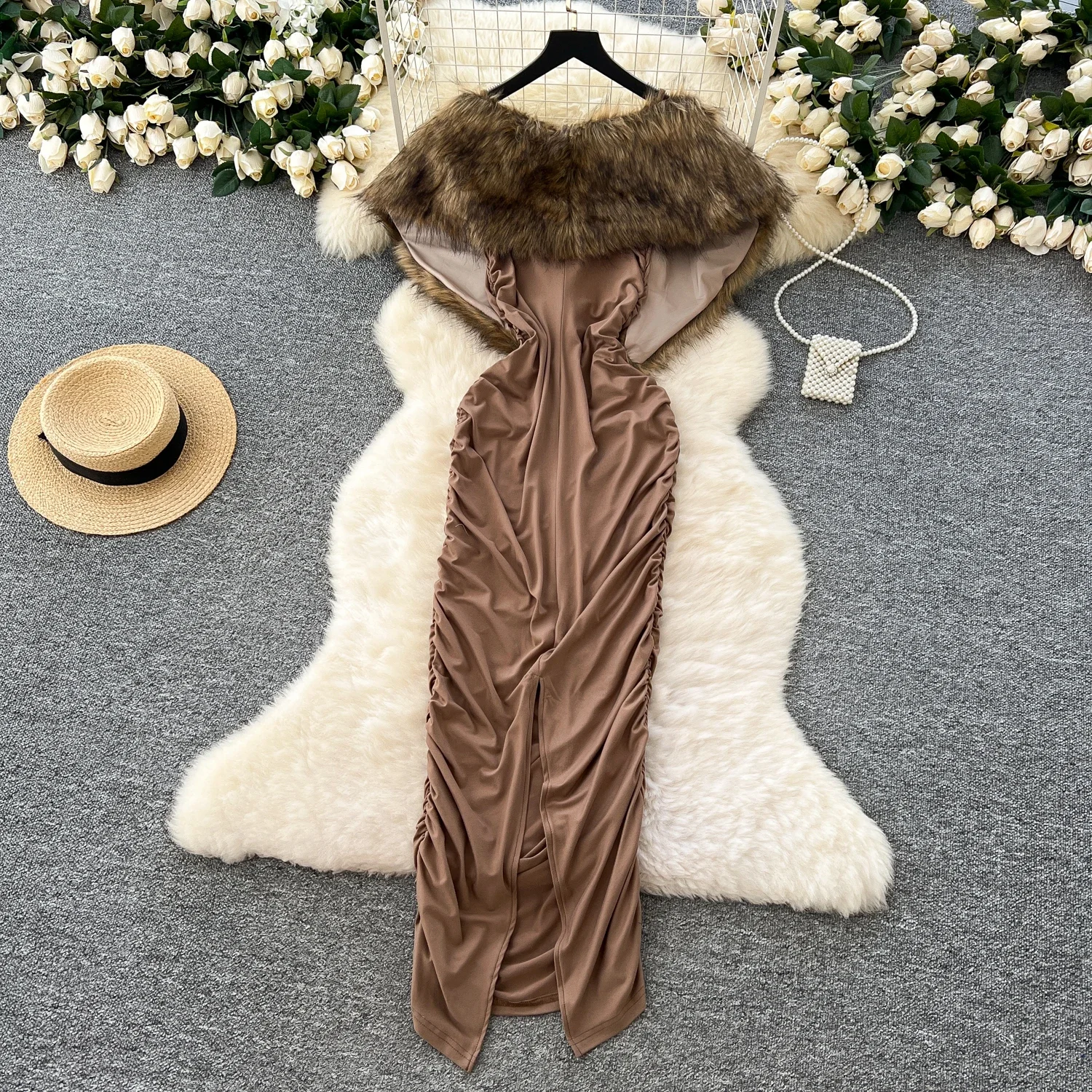 Женское платье без рукавов на бретелях