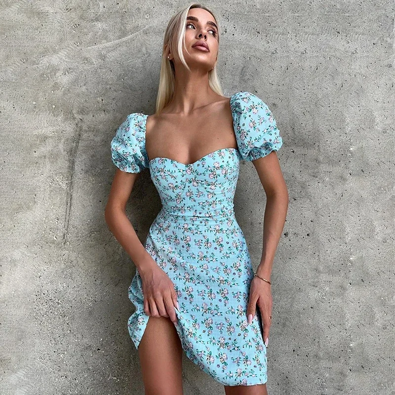 Женское мини-платье с цветочным принтом коротким рукавом-фонариком и открытой