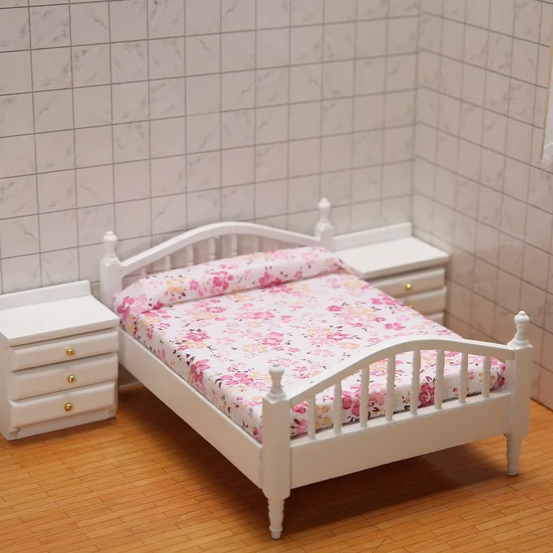 

Doll House Miniature Model Mini Furniture Miniature Food Small Floral Bedroom Scene White Double Bed Home Accessories