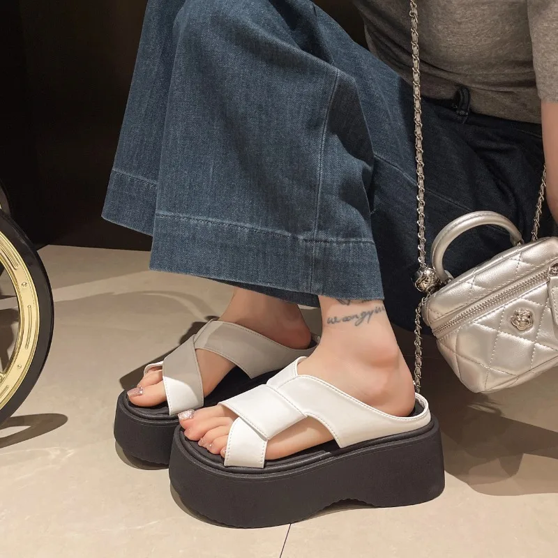 Шлепанцы женские кожаные на танкетке 7 см пляжные сандалии массивной подошве