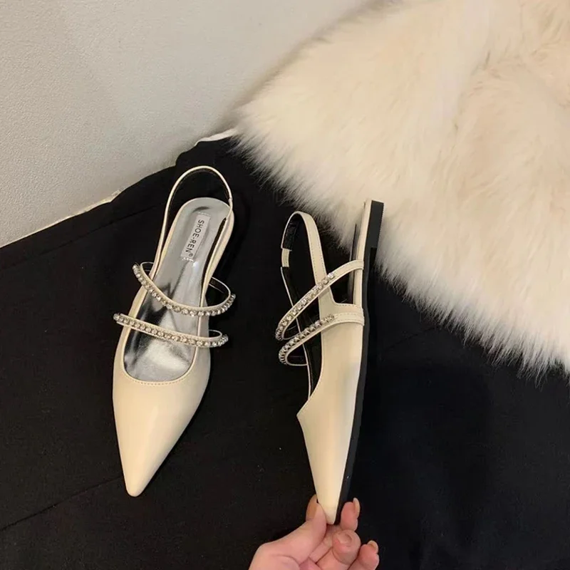 Женские туфли на плоской подошве с острым носком и стразами серебряные Lefu