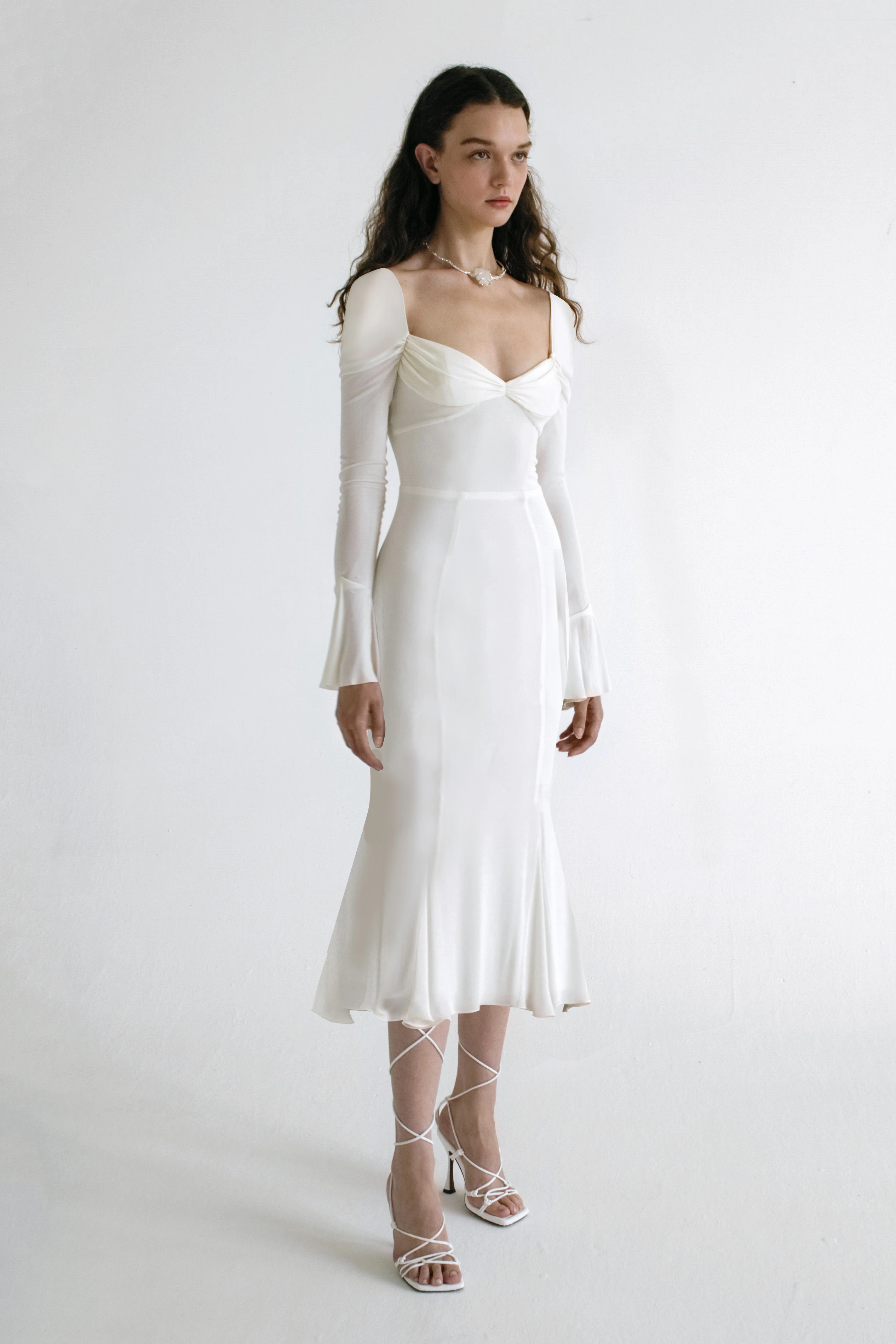 

Женское однотонное облегающее платье на весну и осень, белое платье с длинным рукавом и глубоким вырезом, расклешенный подол, платье на брет...