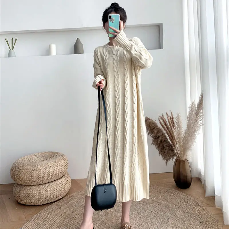 

Женское трикотажное платье-свитер средней длины, с длинным рукавом