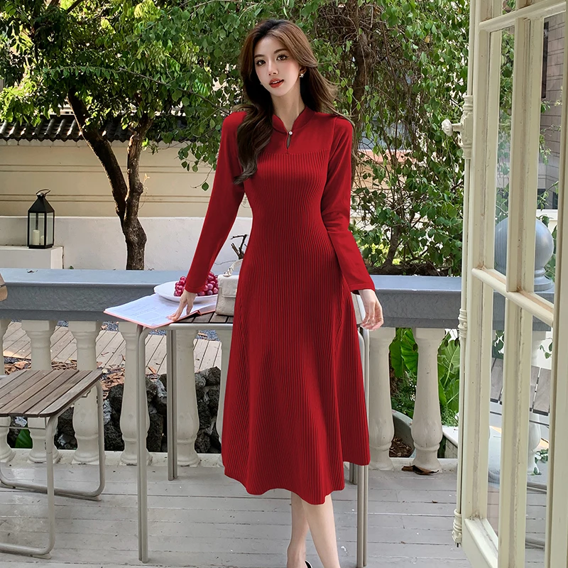 Женское трикотажное платье-свитер с воротником-стойкой и длинным рукавом