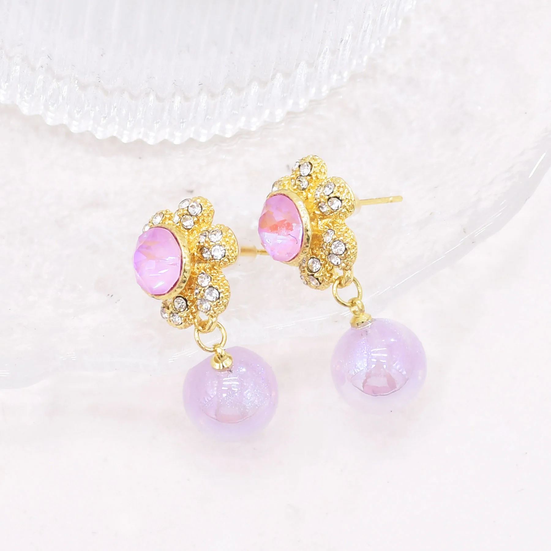 Женские серьги-подвески в виде сферических элементов