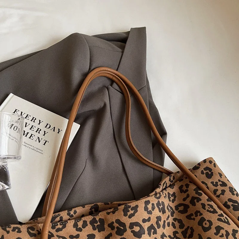 Классическая сумка с леопардовым узором новинка зимы 2024 простая и универсальная