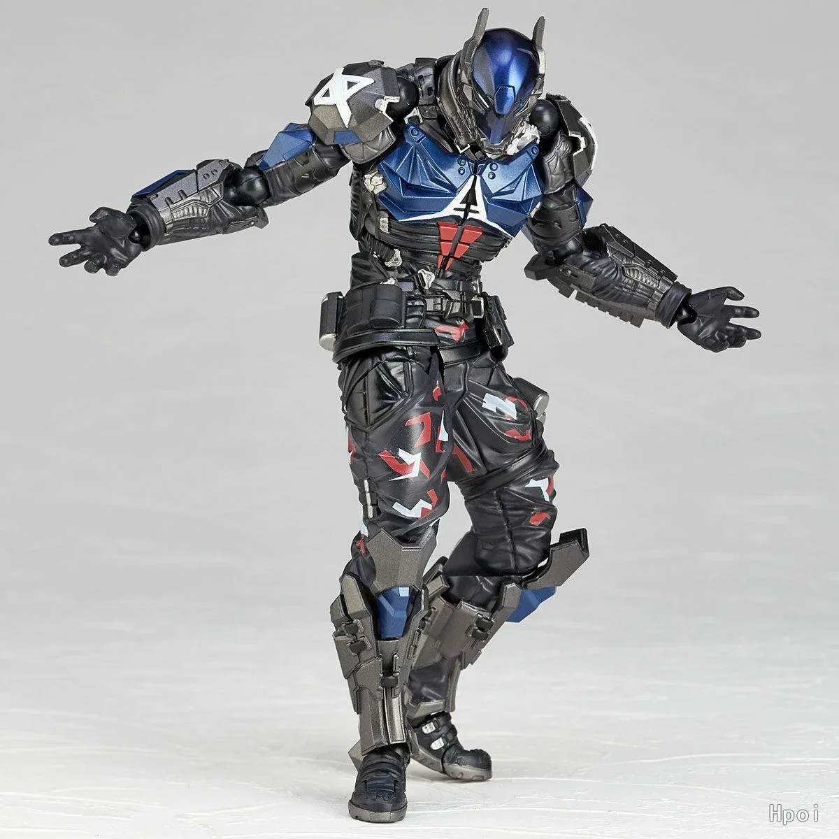 Фото В наличии: Коллекционная фигурка Kaiyodo Revoltech Amazing Yamaguchi No.024 Arkham Knight Batman Ver 1.5, модель игрушки №5