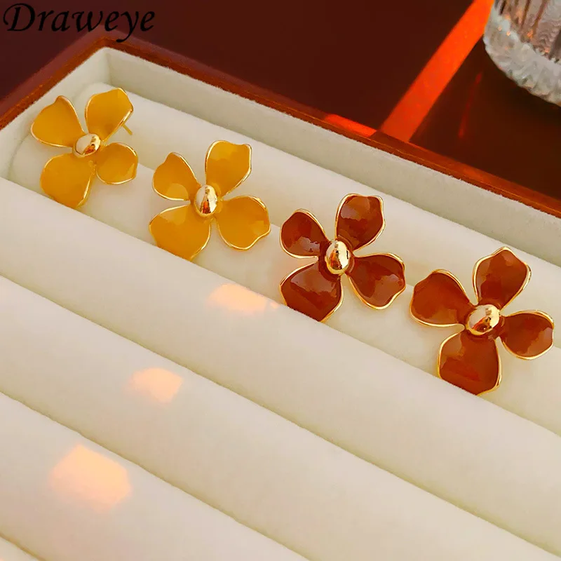 Женские серьги-гвоздики в виде цветов