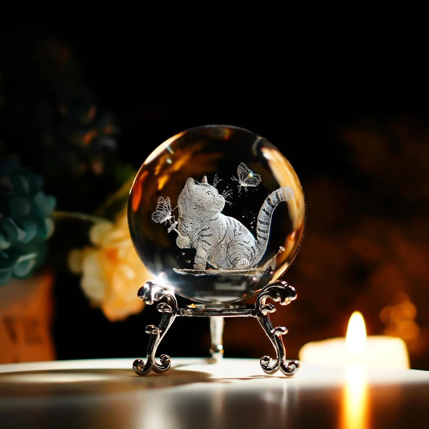 

Кот со стеклянным шариком-бабочкой