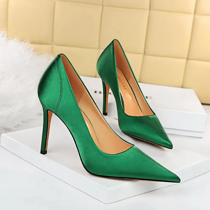 

Женские шелковые туфли-лодочки на каблуке 9,5 см, размеры 34-43